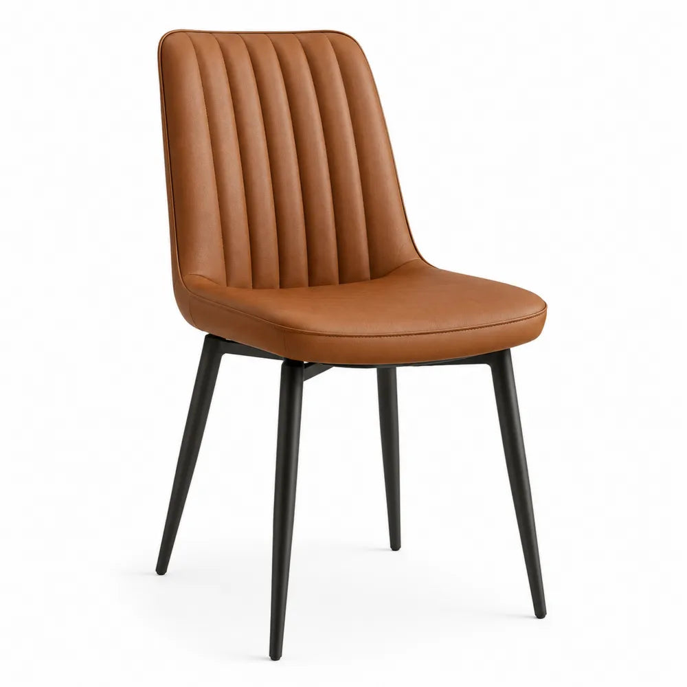 Sedia da pranzo imbottita in PU marrone cognac con schienale a coste verticali e gambe in acciaio nero 52 x 55 x 83 cm