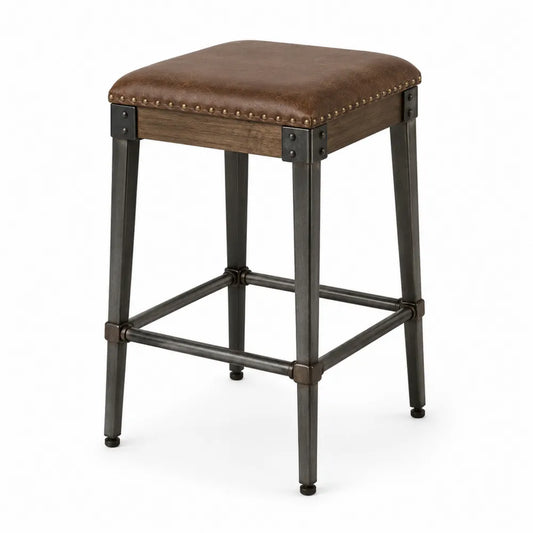 Sgabello da bar senza schienale in pelle sintetica PU marrone con struttura in metallo nero e dettagli in legno altezza 70 cm con poggiapiedi