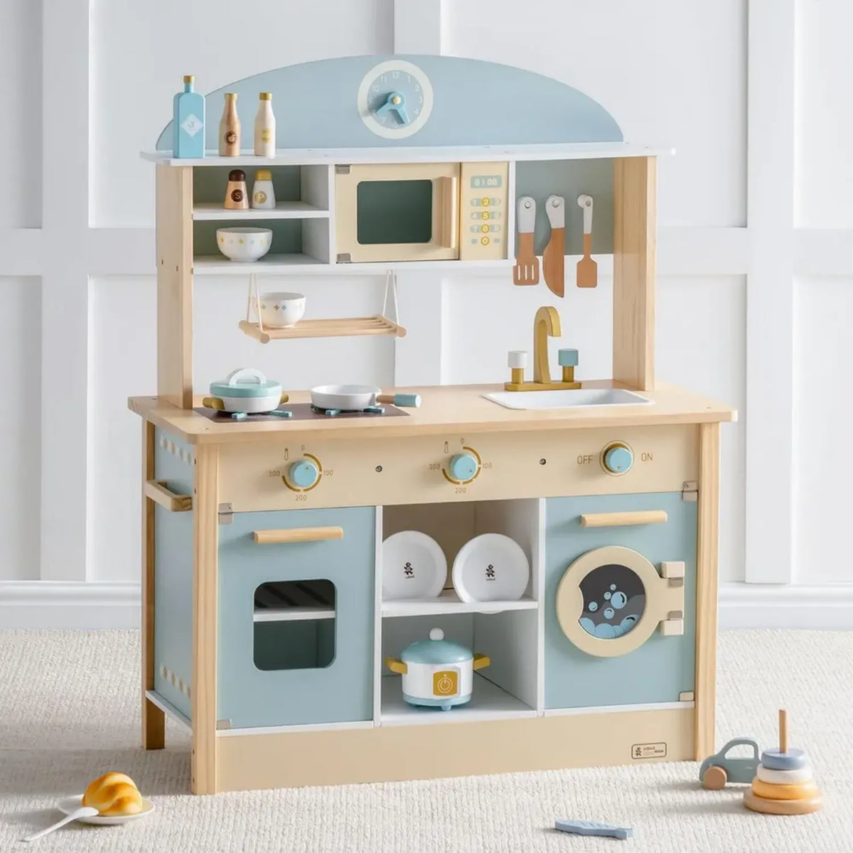 Cucina giocattolo in legno per bambini con accessori completi, include forno a microonde, lavatrice e stoviglie